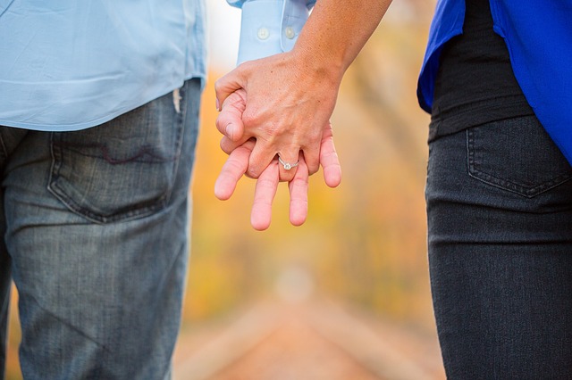 couple_holding_hands.jpg