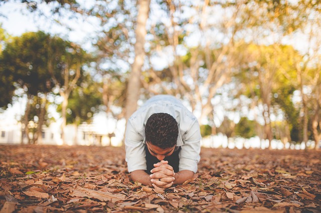 man_kneeling_praying.jpg