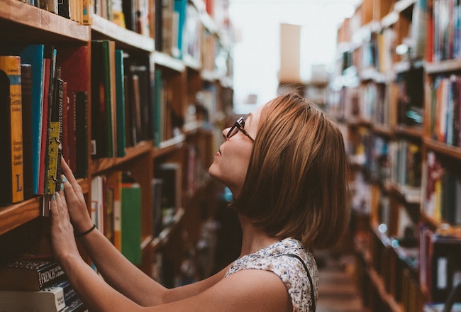 woman_in_library.jpg